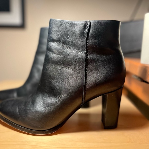 Clarks Freeva 3’1/2 inch heeled ankle boot with side zipper. Lightly worn. - Picture 4 of 5